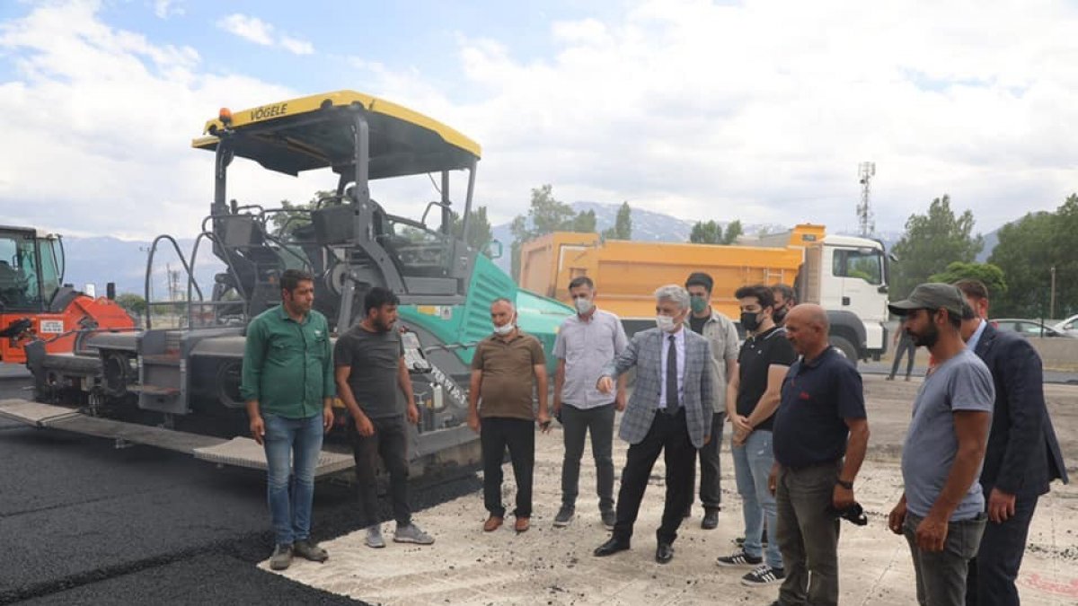 Okul bahçelerindeki tören alanları sıcak asfalt ile kaplanıyor