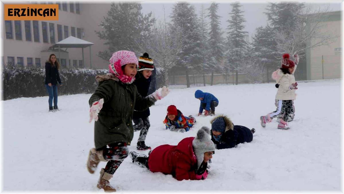 Okul bahçesinde minik öğrencilerin kartopu keyfi
