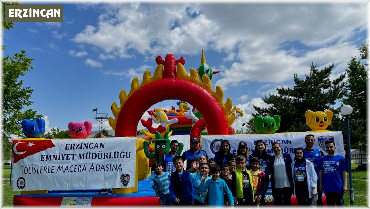 Okul bahçesine kurulan balon park ile minik öğrenciler neşeleniyor