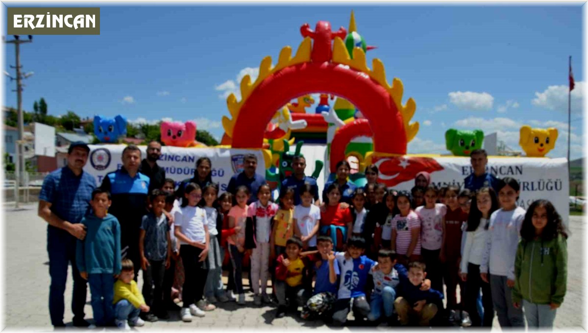 Okul bahçesine kurulan balon park öğrencilerin neşe kaynağı oldu