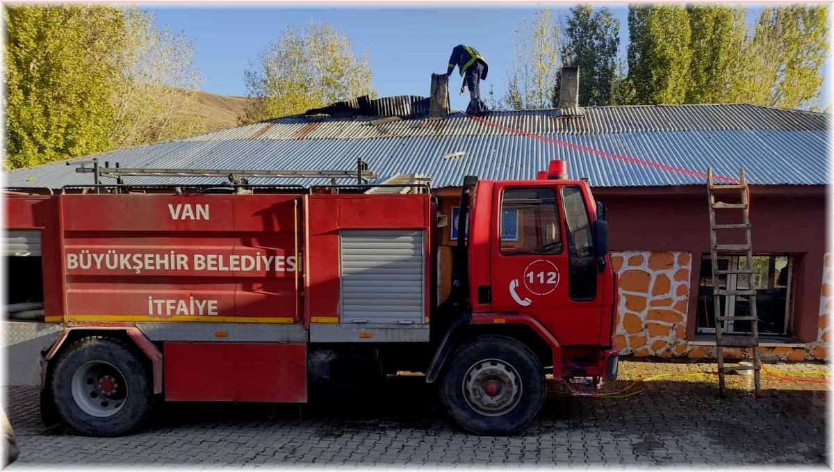 Okul çatısında yangın