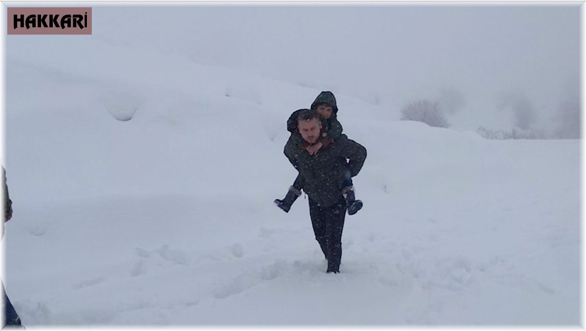 Okul müdürü öğrencisini sırtında taşıdı