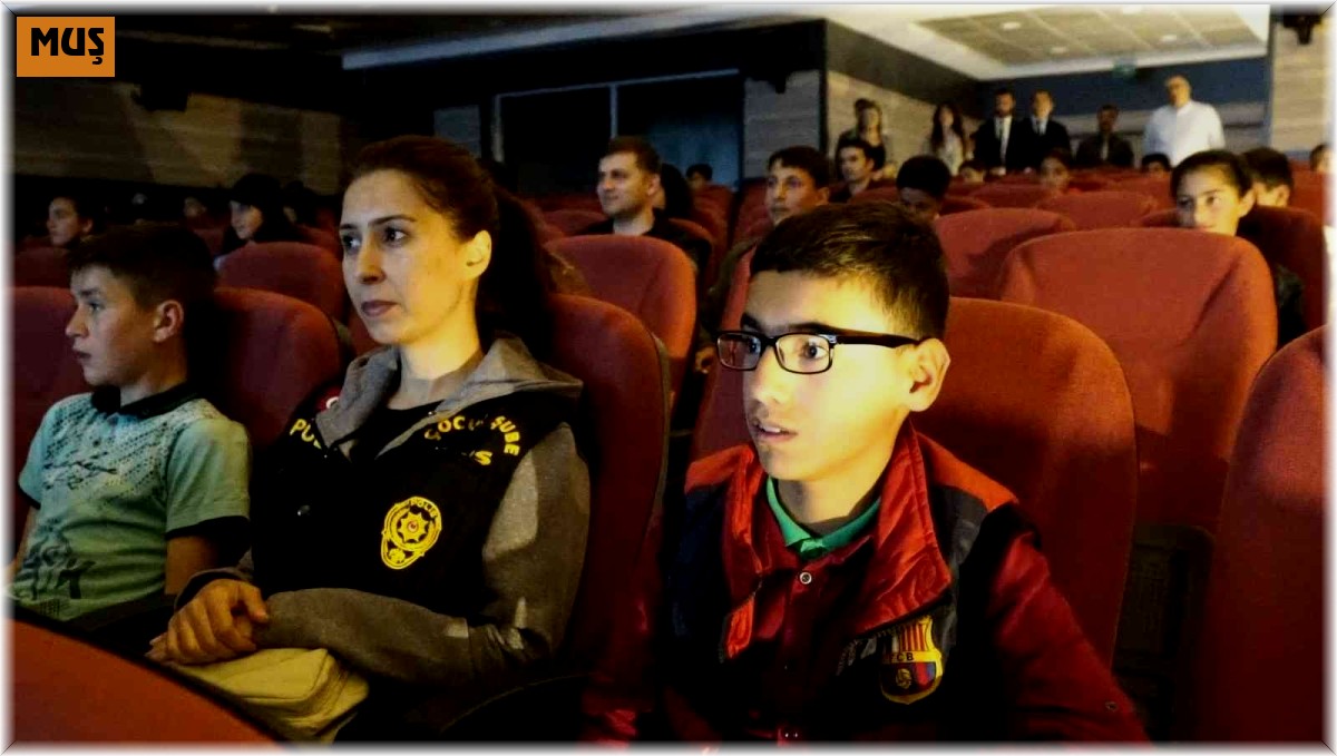 Okul okul gezen Muş polisi bin 500 öğrenciyi sinemayla buluşturdu