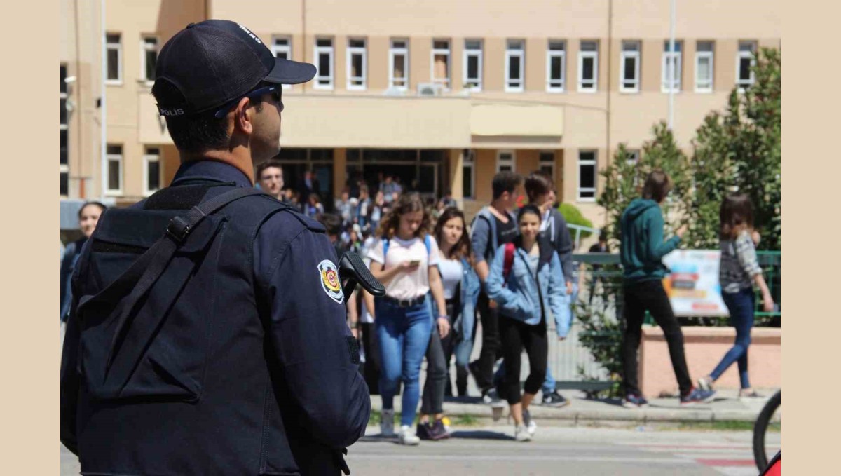 Okul önlerinde polis denetimleri başladı