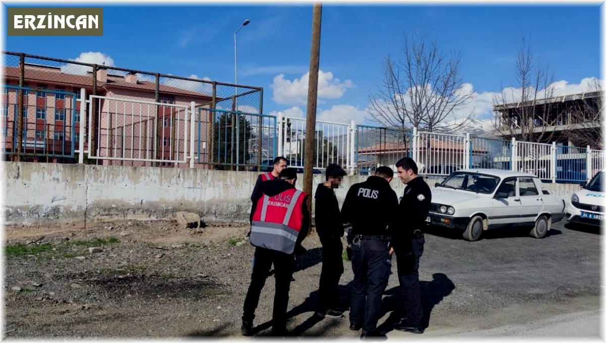 Okul önlerinde polis denetimleri sürüyor