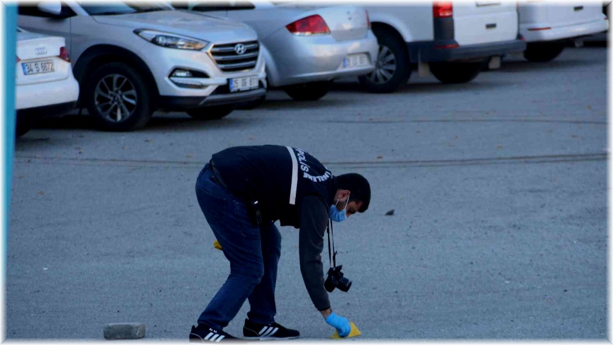 Okul önündeki kavgada liseli genç polise ateş açarak kaçtı