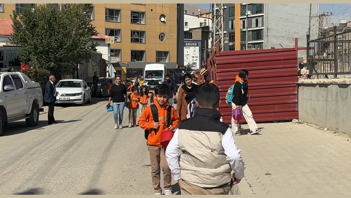 Okul yolundaki kaldırımın kapatılmasına tepki: "Kaldırımı öğrencilere açın"