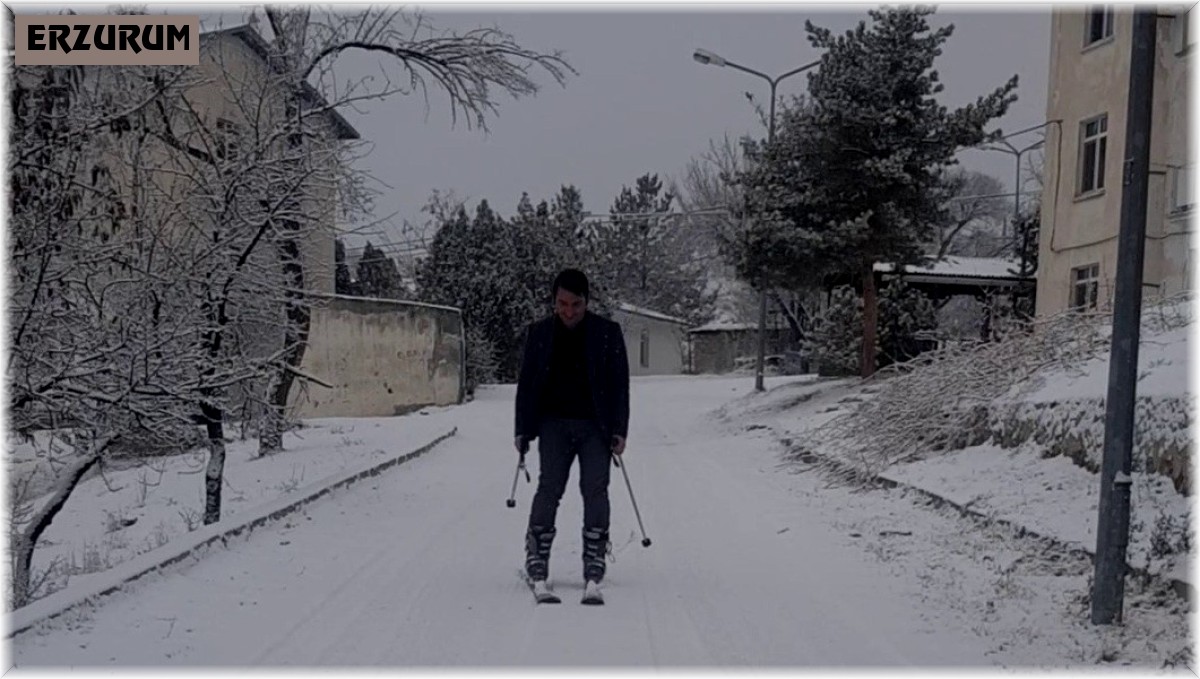 Okul yolunu kayak pistine çeviren öğretmen, kayarak okula gidiyor