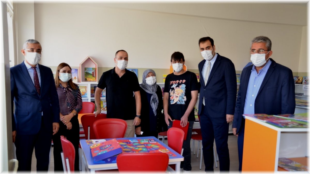 Okula kütüphane kazandırdılar