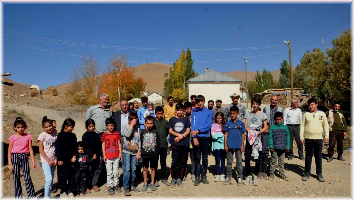 Okula ulaşmak için her gün kendi imkanlarıyla 30 kilometre yol gidiyorlar