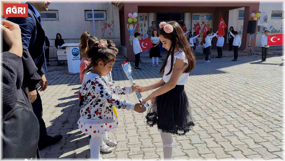 Okula yeni başlayan minikler çiçeklerle karşılandı