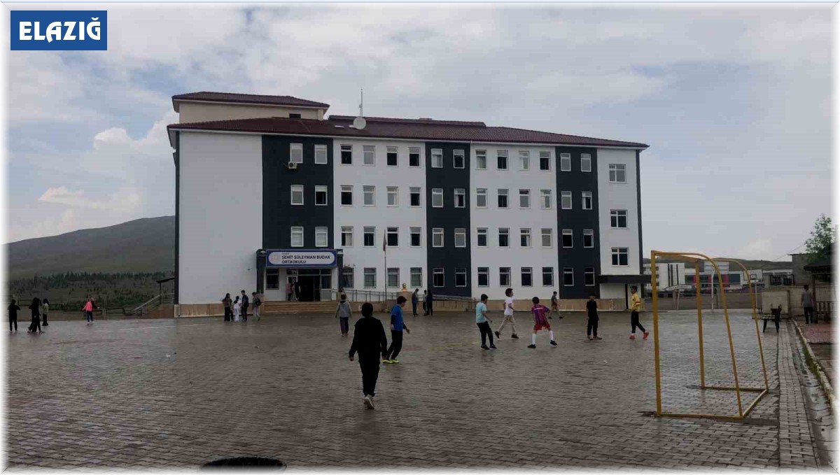 Okuldaki spor salonunda faciadan dönüldü: Alçıpan çöktü, 6 öğrenci yaralandı