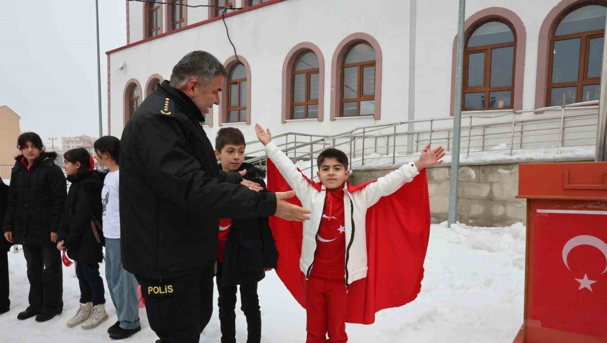 Okullarda bayrak coşkusu