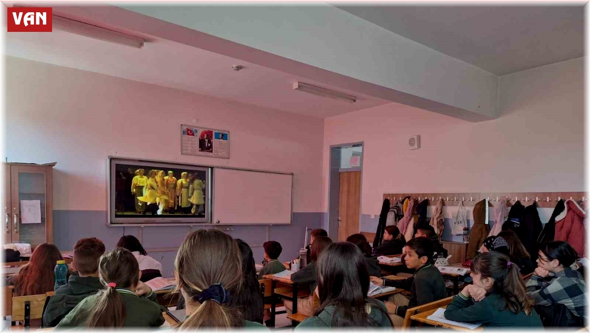 Okullarda 'Dersimiz Cumhuriyete Doğru' filmi