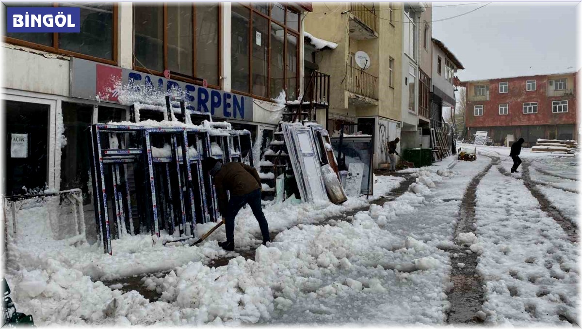 Okulların tatil edildiği Karlıova, tamamen beyaza büründü