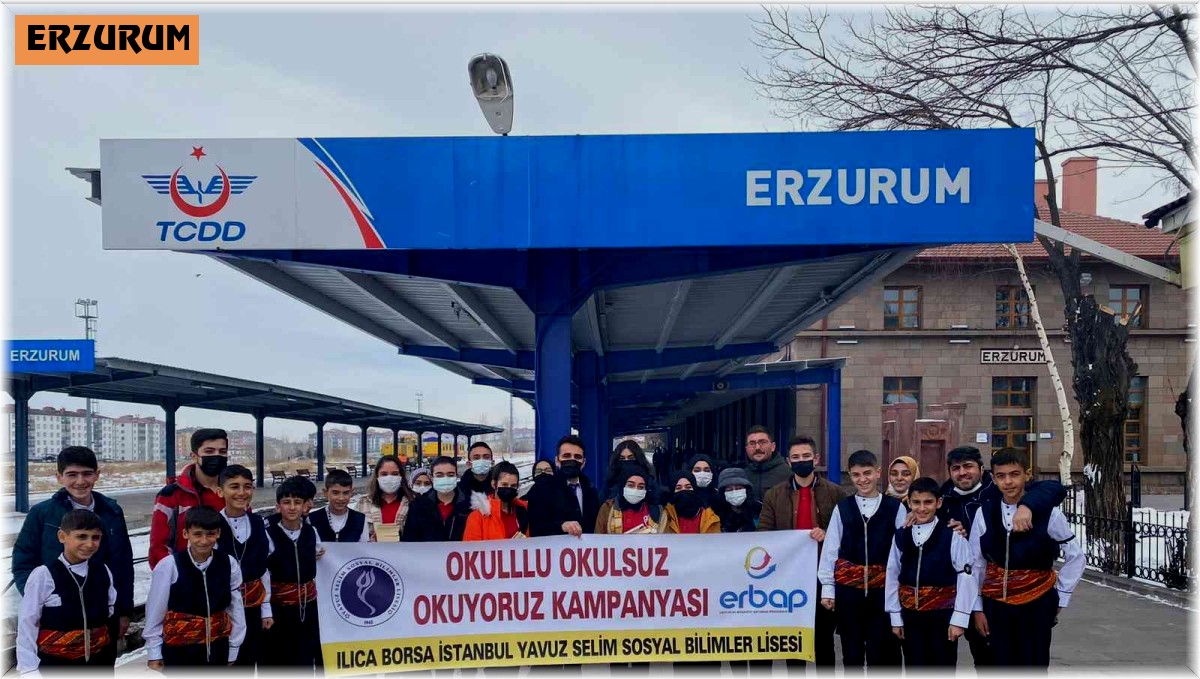 'Okullu Okulsuz Okuyoruz' projesi kapsamında tren garında kitap dağıttılar