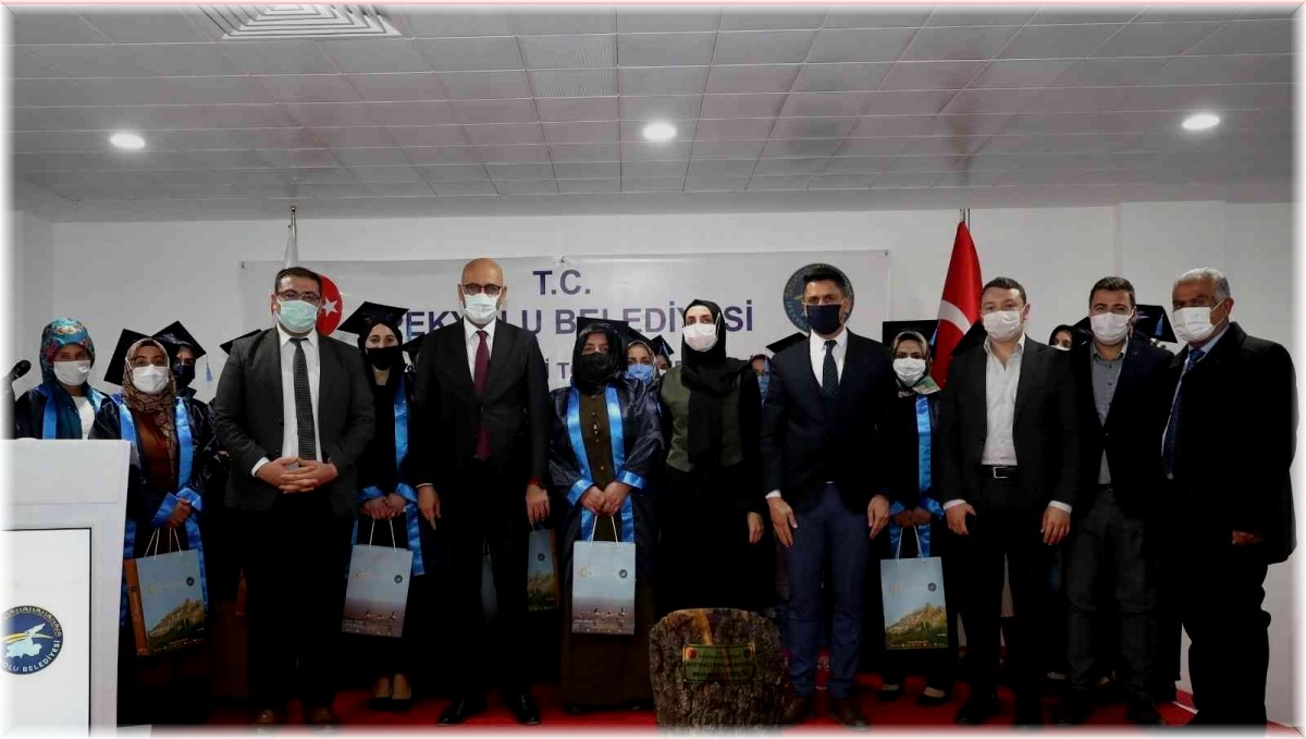 Okuma yazma kursunda mezuniyet coşkusu