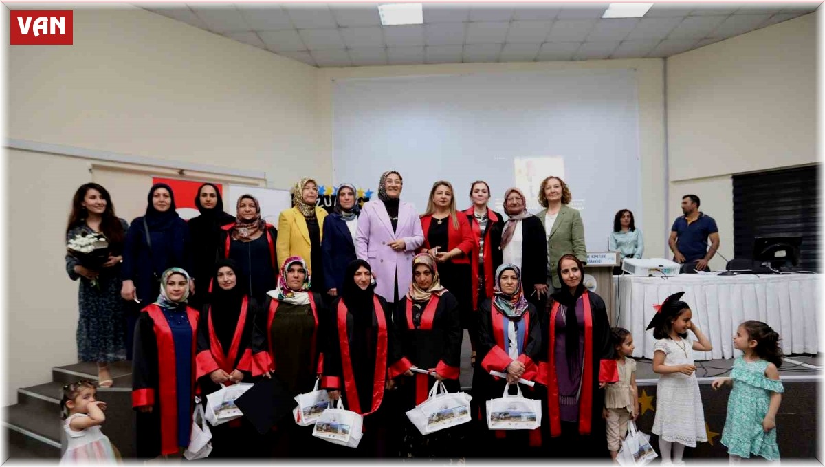 Okuma yazma öğrenen kadınların mezuniyet heyecanı