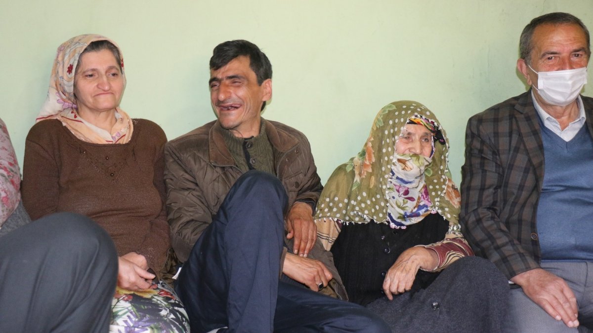 Öldü sandığı oğluna 15 yıl sonra kavuştu