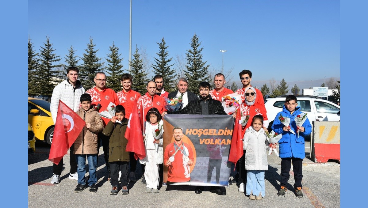 Olimpiyat fatihi çiçeklerle karşılandı