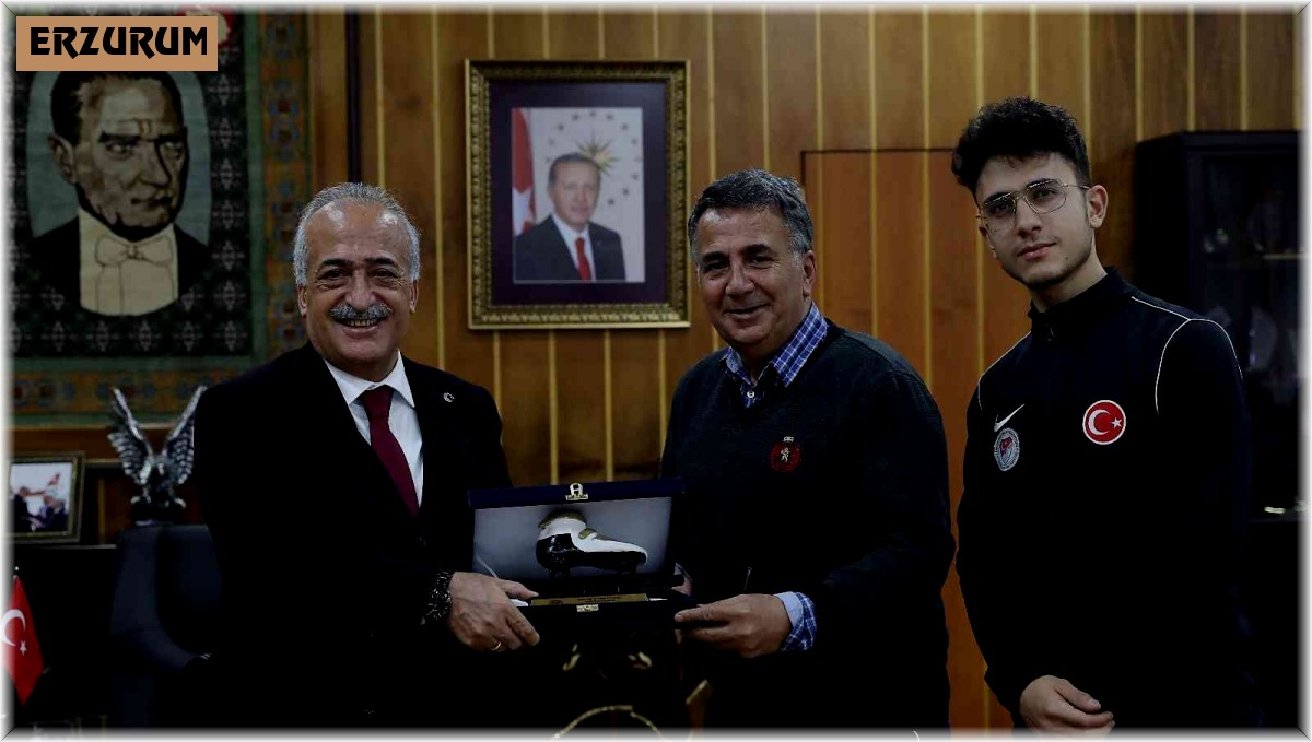 Olimpiyatlara katılma hakkı elde eden Atatürk Üniversiteli Furkan Akar'dan Rektör Çomaklı'ya ziyaret
