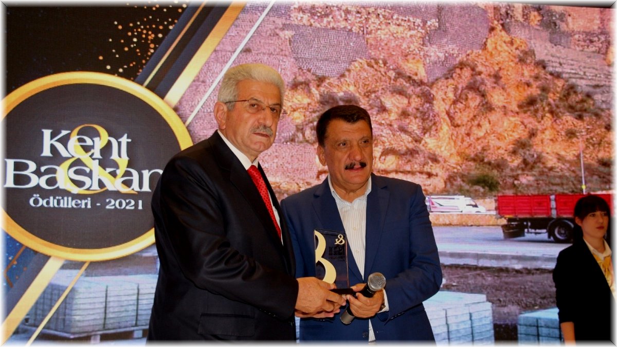 Oltu Belediye Başkanı Taşçı Malatya’da ödül aldı