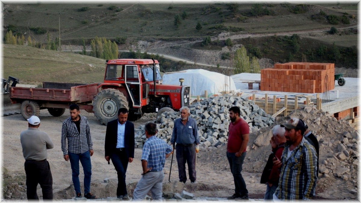 Oltu Belediyesi köylerini kilit taşla kaplıyor
