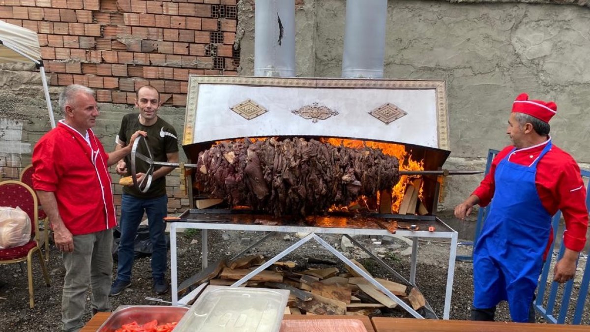 Oltu Belediyesinden 400 kiloluk cağ döneri