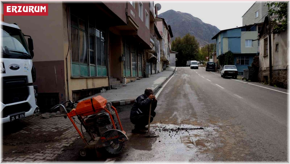 Oltu'da asfaltın sıcağı kurumadan kestiler