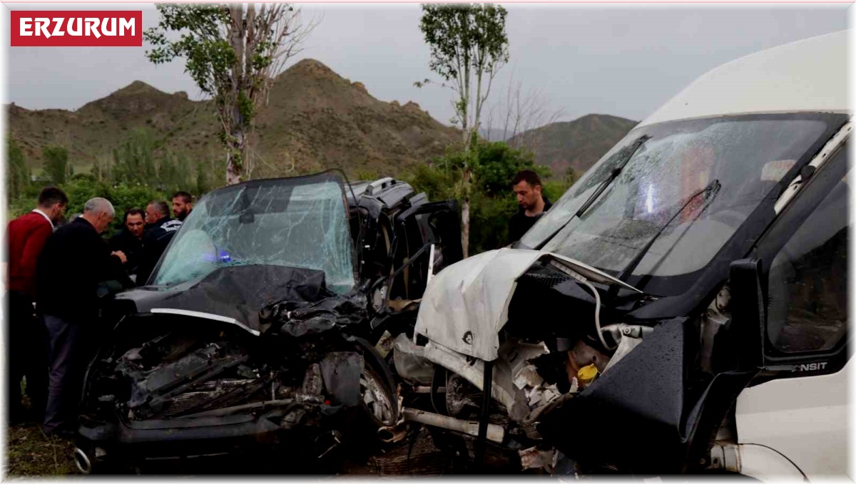 Oltu'da minibüs ile hafif ticari araç çarpıştı: 4 yaralı