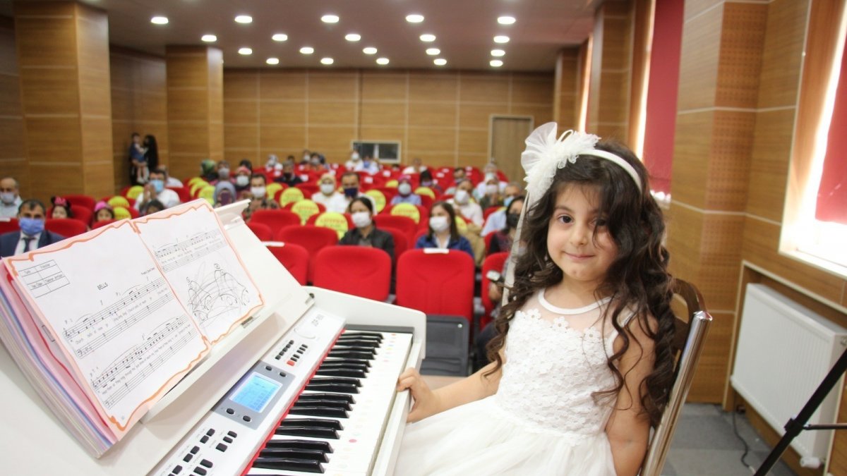 Oltu'da öğretmenlerden müzik ziyafeti