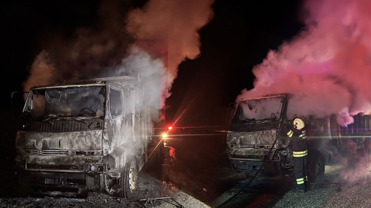 Oltu'da park halindeki kamyon alev aldı, kullanılamaz hale geldi