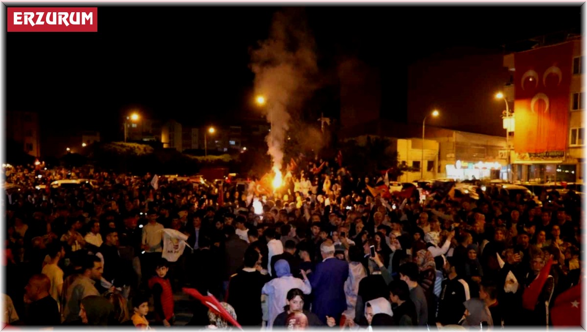 Oltu'da seçim sevincini saatlerce halay çekerek kutladılar