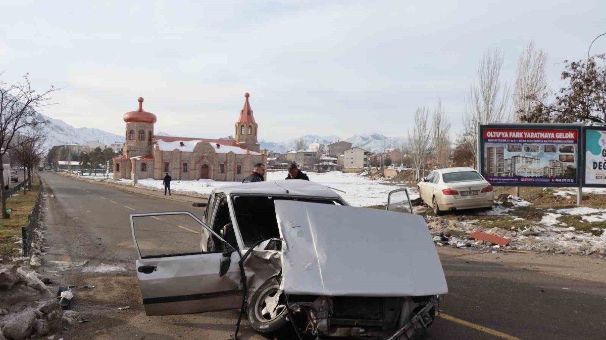 Oltu'da trafik kazası: 4 yaralı