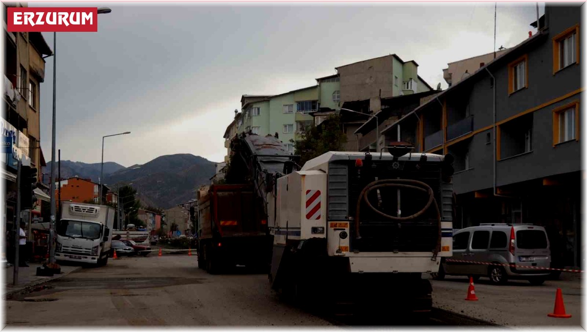Oltu'da yollar yeniden asfaltlanıyor