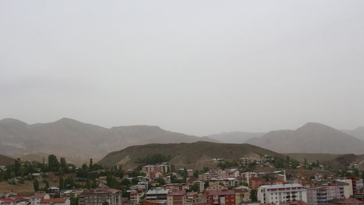 Oltu dağlarını kuraklık tozu sardı