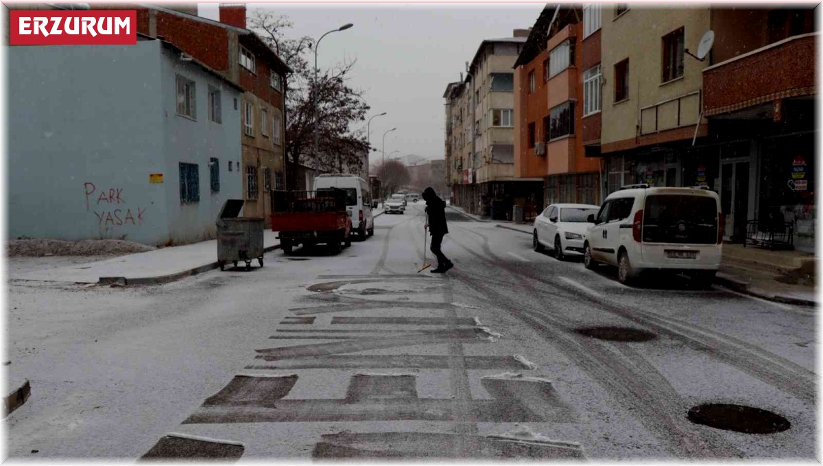 Oltu ilçe merkezine yılın ilk karı yağmaya başladı