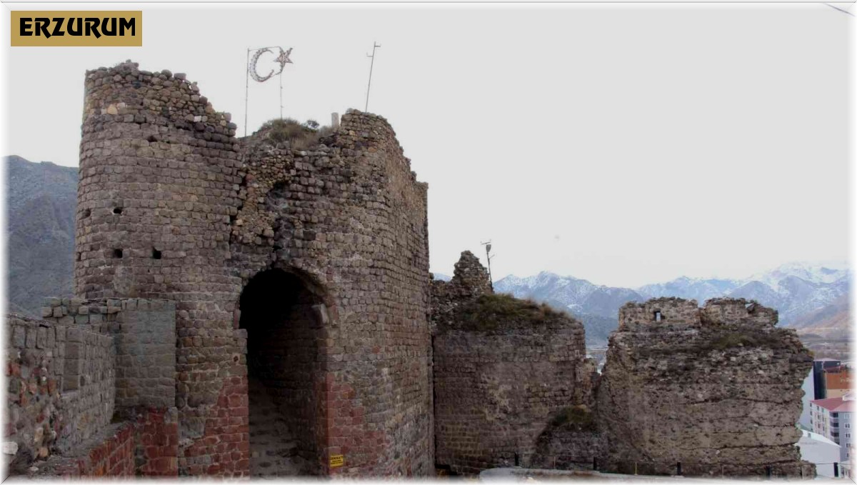 Oltu kalesi gövdesinde yarıklar oluştu