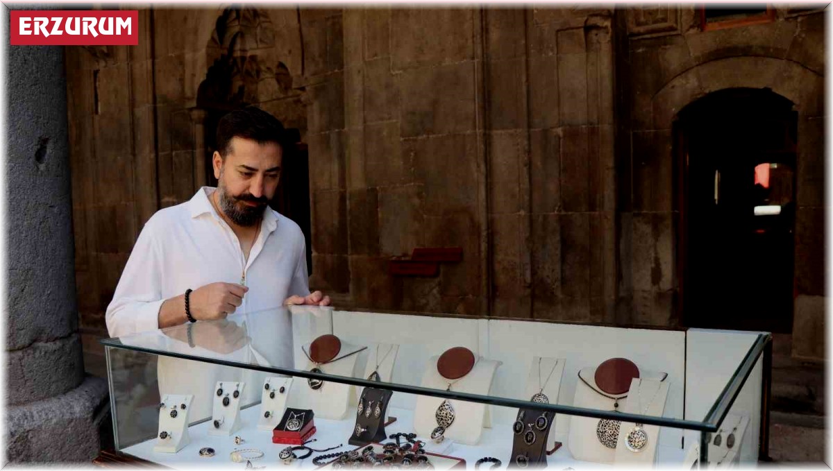 Oltu taşı takıları görücüye çıktı, görenler dönüp bir daha baktı