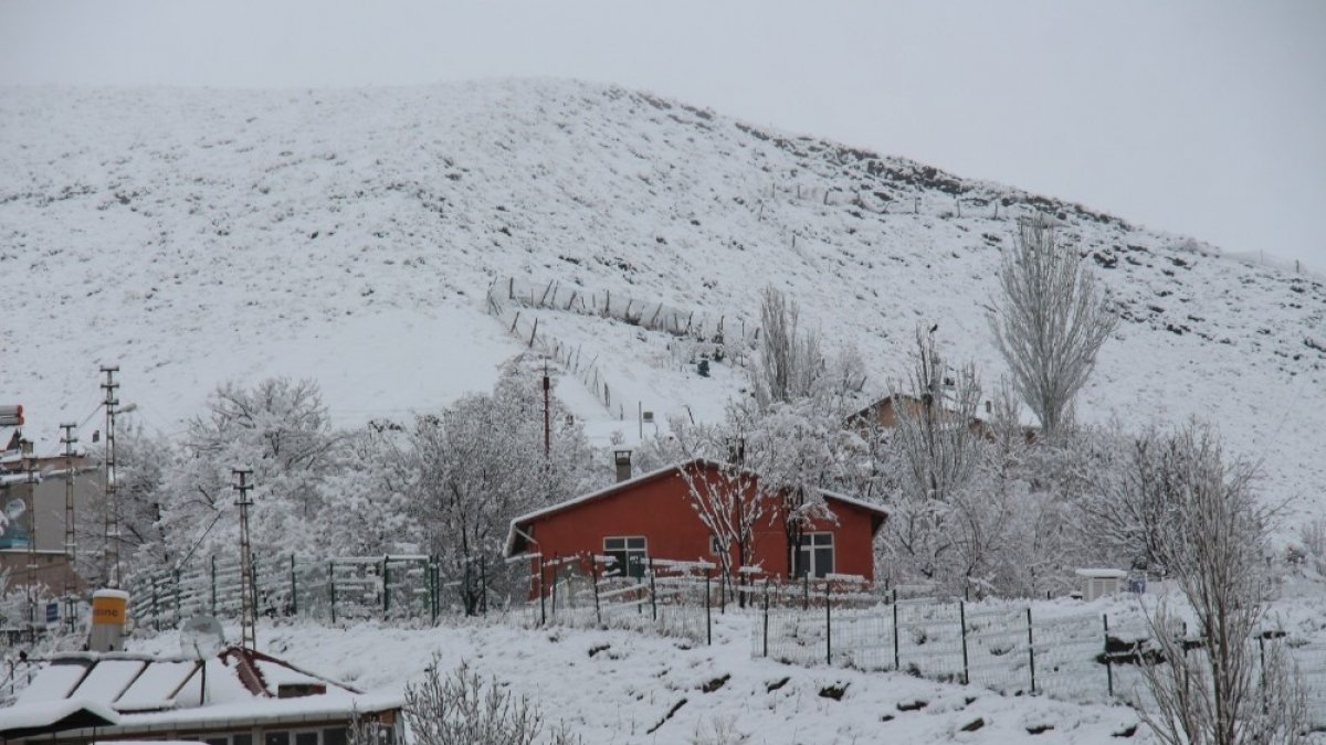 Oltu'ya Mart karı yağdı