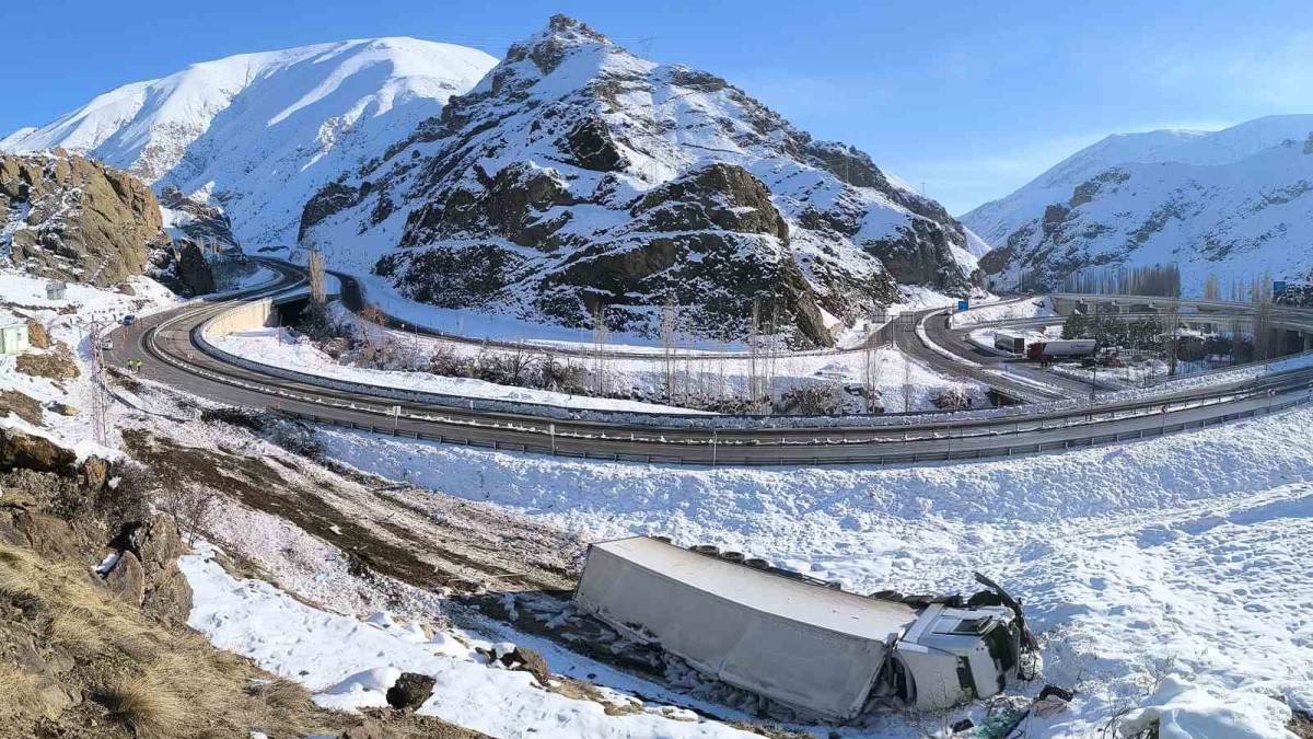 Oltu yol ayrımında bir kaza daha: TIR şarampole yuvarlandı