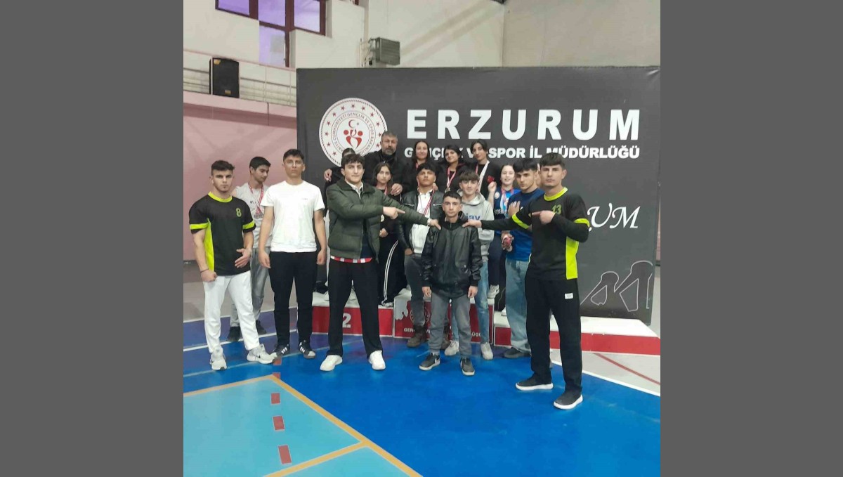 Oltulu liseliler bilek güreşinde rakiplerine geçit vermedi