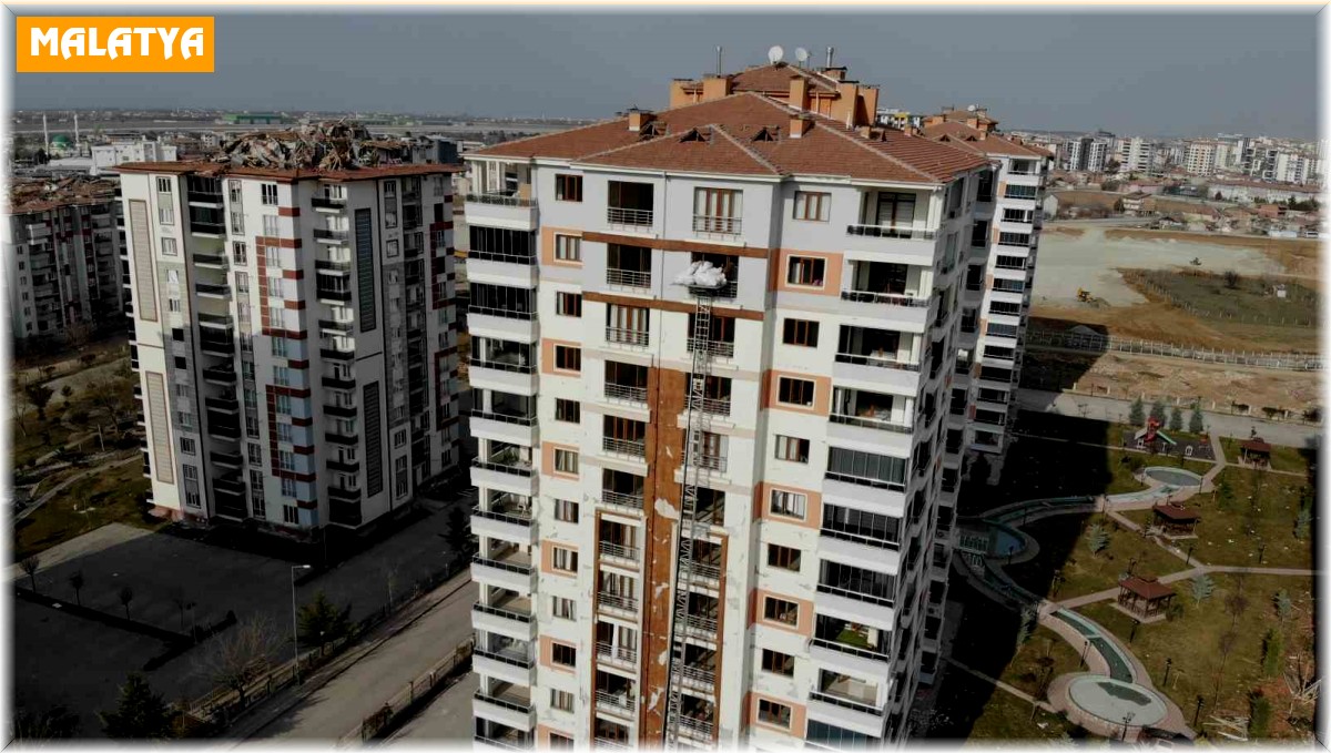 Ölümü göze alıp ağır hasarlı binadan eşyalarını çıkardılar