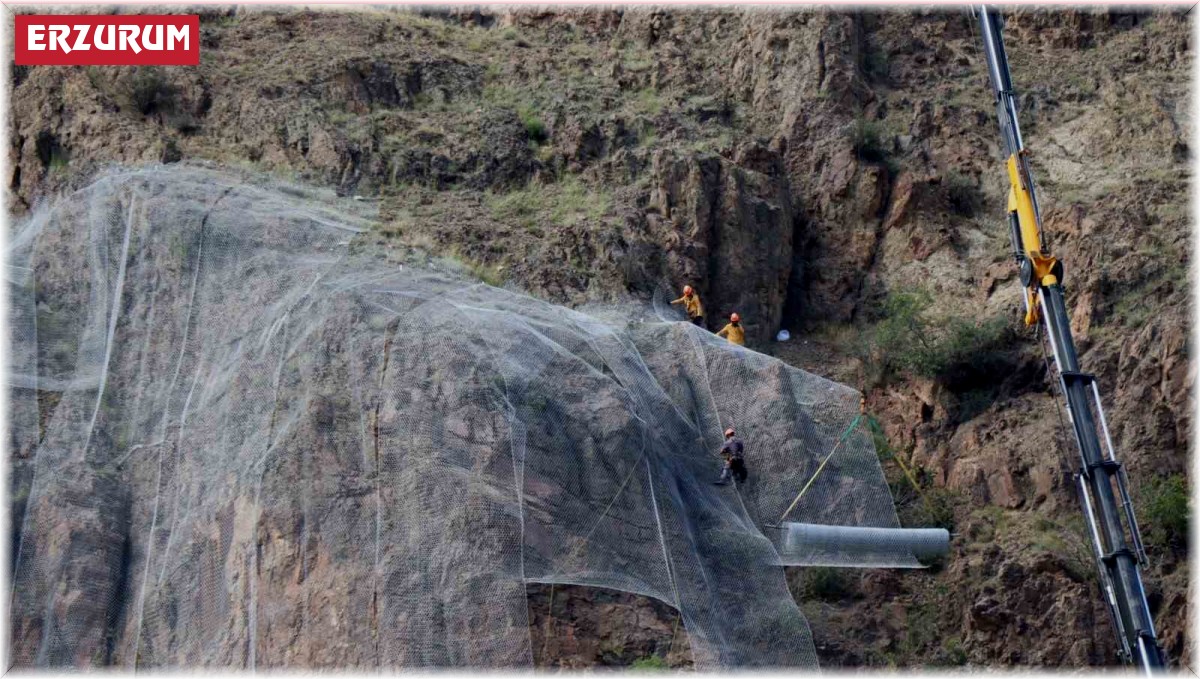 Olur-Artvin yolunda kayalıklara çelik tel