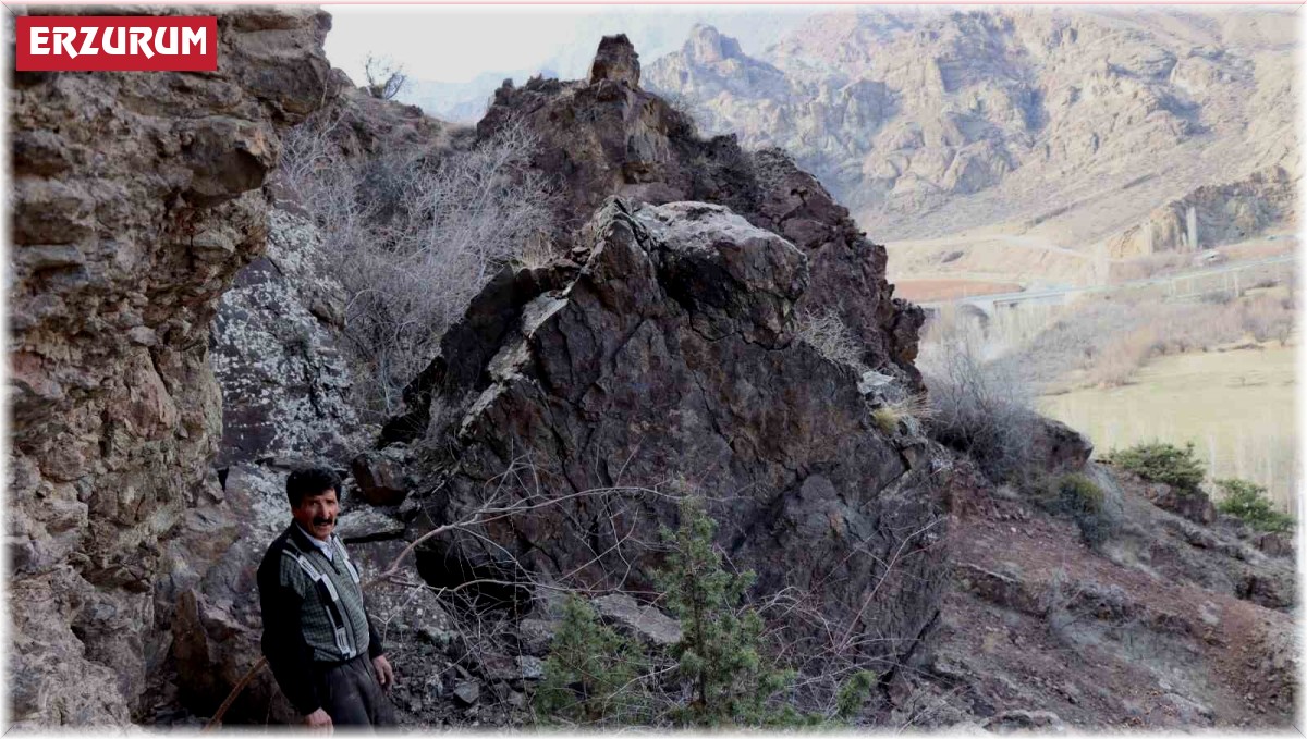 Omanağzı köyünde depremde kopan kaya korkutuyor