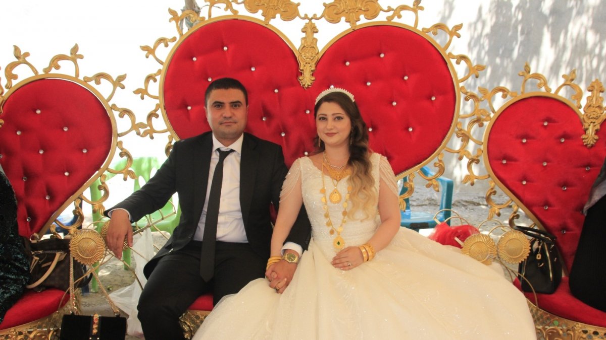 Önce aşı oldular, sonra halay çektiler