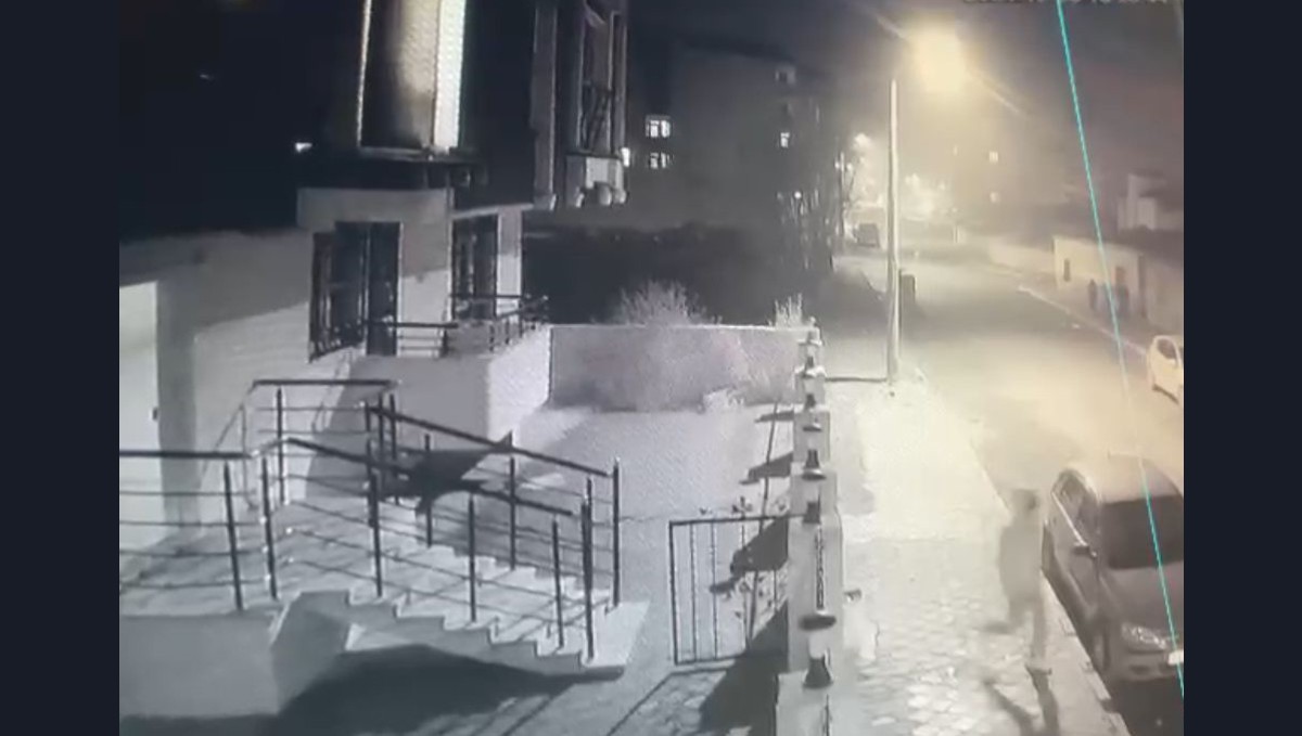 Önce ayakkabıyı çaldı daha sonra çaldığı ayakkabı ile arkadaşlarına hava attı