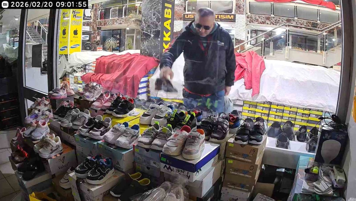 Önce beğendi ardından poşete koyup çaldı