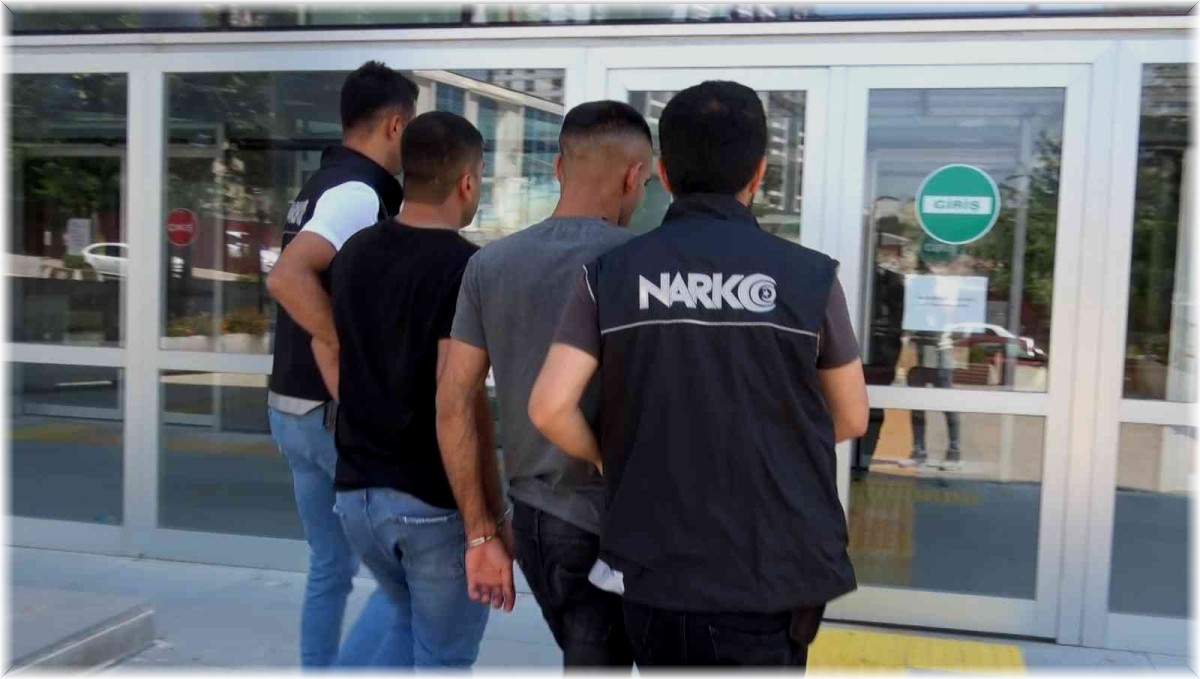 Önce ekipler, ardından dedektör köpeği 'Alex' uyuşturucu tacirlerine geçit vermedi