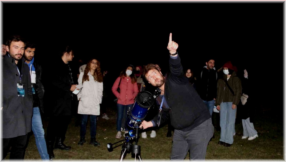 Önce gökyüzünü seyrettiler, sonra halay çektiler